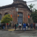 Casi nadie respeta la distancia entre personas en los bancos: esto es un peligro