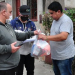 “Vecinos Solidarios” hicieron llegar bolsones de mercadería del PAMI a abuelos