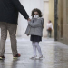 Coronavirus en la Argentina: autorizan a padres de chicos de hasta 12 años a salir con ellos para hacer las compras