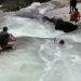 El improvisado y peligroso rescate de un joven en las aguas rápidas de una cascada