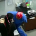 El sorprendente ataque de un gato a un veterinario tras escuchar el llanto de un perro