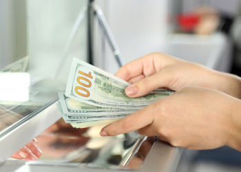 Dólar hoy: el blue baja a $126 y la brecha cambiaría se acorta a 84%