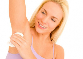 ¿Por qué se manchan las axilas? Todo lo que debes saber al respecto (y más)