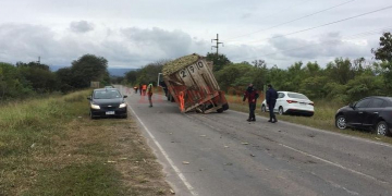 Total corte de ruta #1 por volcar un camión cañero