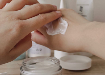 L’Oréal se suma a la nueva era y también retira el término “blanqueador” de sus cosméticos