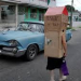 Abuela se disfraza de casa para ir a comprar comida en cuarentena