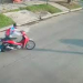 Video: la golpeó y arrastró varios metros con su moto para robarle