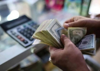 El dólar oficial cerró a $73,53 y el contado con liquidación baja a $106,40