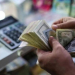 El dólar oficial cerró a $73,53 y el contado con liquidación baja a $106,40