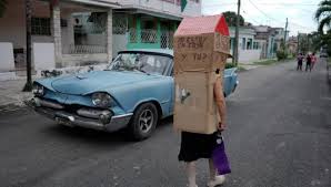 Abuela se disfraza de casa para ir a comprar comida en cuarentena ...