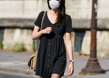 ¿Te han salido granitos desde que usas la mascarilla a diario? Una experta nos revela qué le está pasando a nuestra piel y cómo tratarla a partir de ahora
