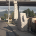 Autos mal estacionados, bloques en la vereda y un peligro latente