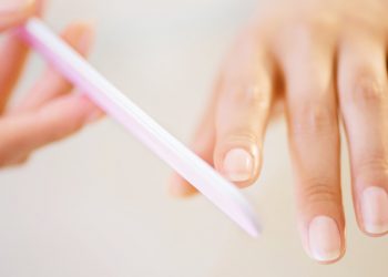 Riza tus pestañas de forma casera y natural ¡La lima de uñas es tu mejor opción!