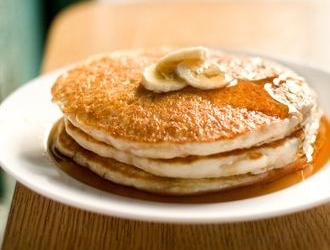 Aprende a preparar unos esponjosos y ricos pancakes de avena y banana ¡Sin harina!