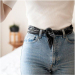 Los jeans de tiro alto se llevan así o no se llevan