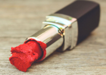 En un minuto, repara tu labial roto y quedará como nuevo