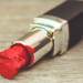 En un minuto, repara tu labial roto y quedará como nuevo