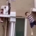Un hombre atrapa al vuelo a un niño que cae desde el quinto piso de un edificio