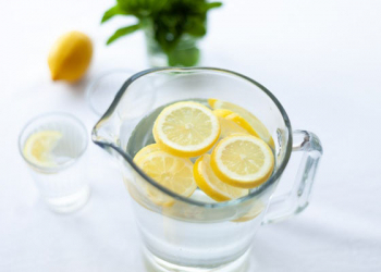 "Beneficios de tomar agua de limón"