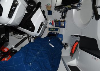 La estación espacial está llena, así que el comandante Mike Hopkins duerme en la nave Crew Dragon