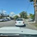 Irresponsabilidad al volante: conducía con una chapa atravesada por una de las zonas con mayor tránsito