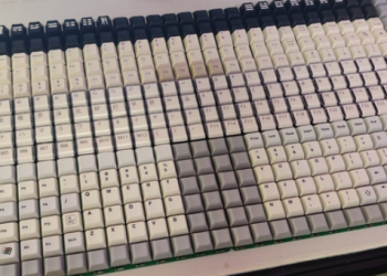 Keyboard 433%: este es el curioso teclado enorme equipado con 450 teclas