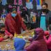 Familias del barrio Belgrano participaron del taller de reciclado navideño