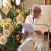 El papa Francisco fue hisopado en el Vaticano luego de que dos cardenales contrajeran COVID-19