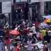 VIDEO | Batalla campal entre manteros y comerciantes en la víspera de las fiestas