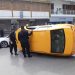 Volcó luego de impactar contra un auto estacionado en doble fila
