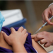Las vacunas tardan un poco en surtir efecto: los especialistas afirman que eso quiere decir que el cuerpo está haciendo su trabajo