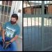 Una madre se encadenó en un colegio: denuncia irregularidades en la inscripción
