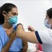 Cuales seran los  cinco grupos del personal docente que serán priorizados para recibir la vacuna
