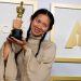 La directora Chloé Zhao ganó un histórico Oscar por “Nomadland”