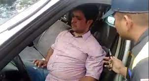 Borracho al volante llevó sobre su auto a dos zorros