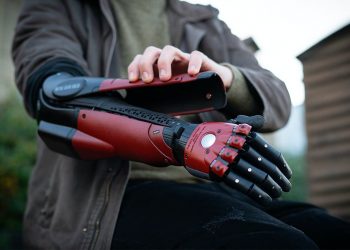 Una artista de TikTok recibe un brazo biónico inspirado en Metal Gear Solid