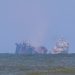 Temor por contaminación de petróleo tras el hundimiento del barco incendiado en Sri Lanka