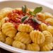 Ñoquis del 29: ¿Cuándo nació esta tradición y por qué se deja dinero bajo el plato?