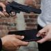 Iba a votar y tres delincuentes a punta de pistola le robaron la billetera y el celular