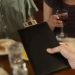 Comieron en un restaurante, pidieron el ticket y le hicieron una indignante maniobra a la moza para no pagar