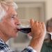 ¿Por qué tomar alcohol enrojece el rostro de las personas?