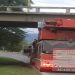 Un camión de gran porte intentaba cruzar un puente sobrepasando la altura permitida