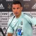 El DT de la Selección Lionel Scaloni no viajó a Chile porque sigue dando positivo de Covid