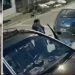 Quisieron robarle con su hijo en el auto, encendió la alarma y le dispararon