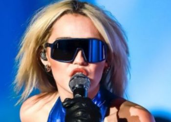 El avión de Miley Cyrus fue alcanzado por un rayo y tuvo que aterrizar de emergencia