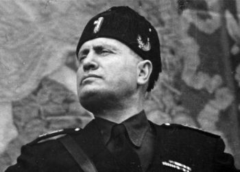 Las últimas horas de Mussolini y la brutal ejecución junto a su amante que lo abrazó frente al pelotón