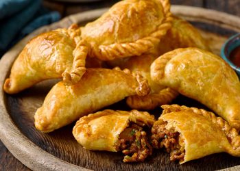 Compró sólo 4 empanadas para comer al paso y se quedó indignado al ver el ticket: "Debut y despedida"