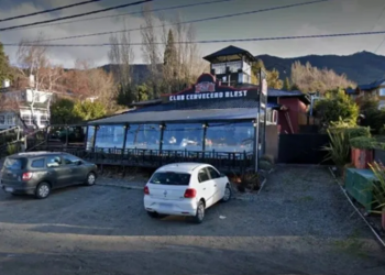 Se enojó por los precios en una cervecería, quiso irse sin pagar y atacó con gas pimienta a los empleados