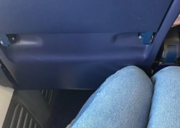 Criticó el poco espacio entre asientos en un avión y la indignante respuesta de la aerolínea se hizo viral