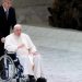 El papa Francisco empezó a usar silla de ruedas por un dolor en la rodilla